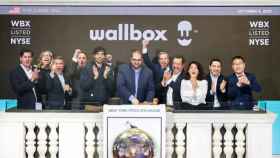Enric Asunción (centro) en el toque de campana de la salida a bolsa de Wallbox / WALLBOX