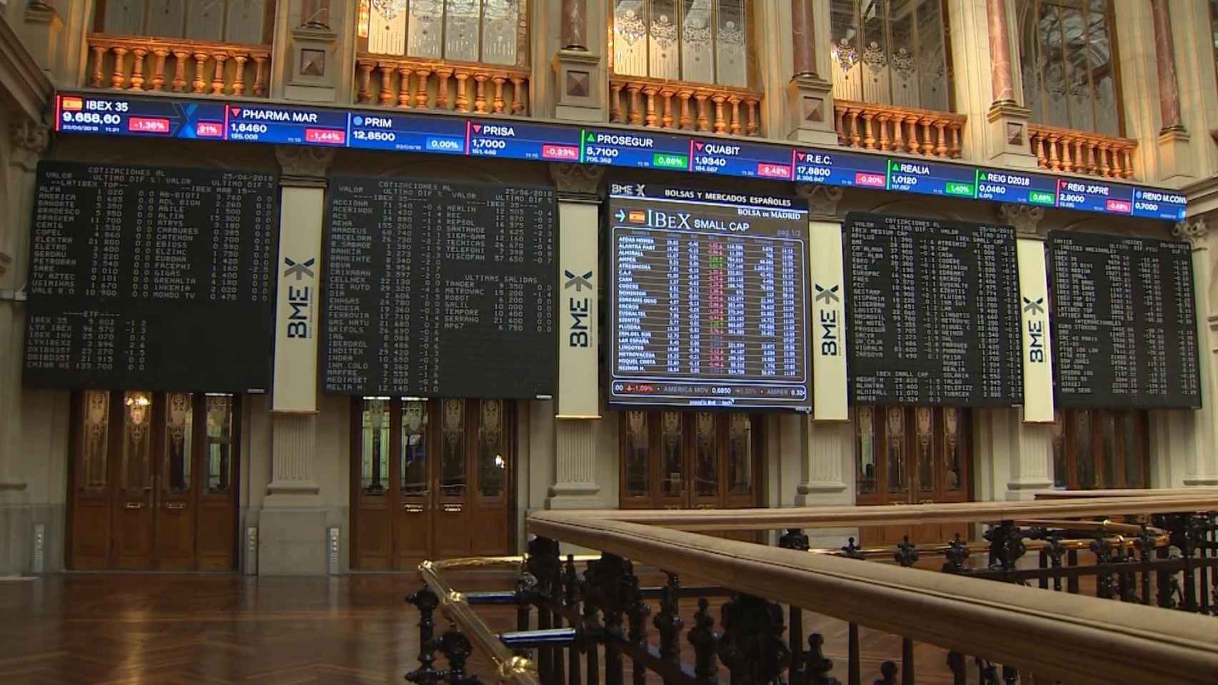 Interior de la Bolsa de Madrid con las pantallas del Ibex al fondo / EP