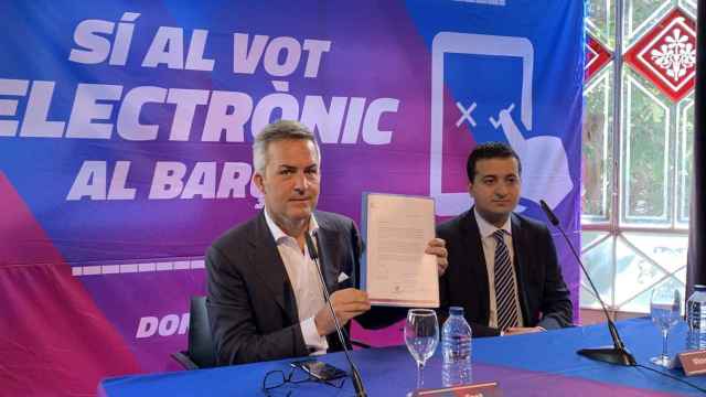 Imagen de Víctor Hidalgo, Director de Ingeniería de Pre-Ventas de Europa de Scytl en la campaña del 'sí' por el voto electrónico en el Barça junto a Víctor Font / EP