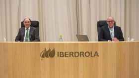 El presidente de Iberdrola, Ignacio Galán (izq.), y el secretario del consejo, Julián Martínez-Simancas, en la junta de la compañía / IBERDROLA