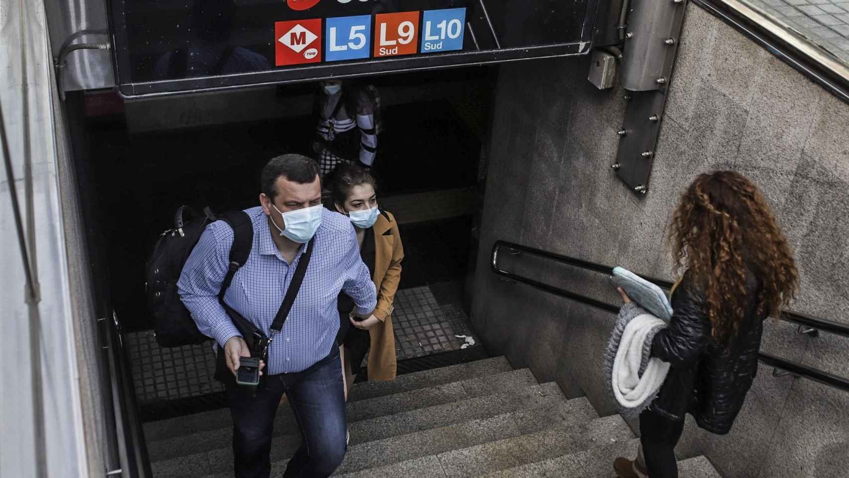 Dos personas usan mascarilla en Barcelona en plena pandemia de coronavirus / EUROPA PRESS