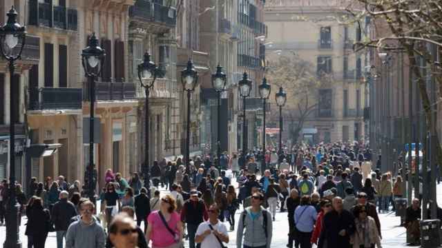 Personas paseando entre los comercios de Portal de l'Àngel de Barcelona / EP