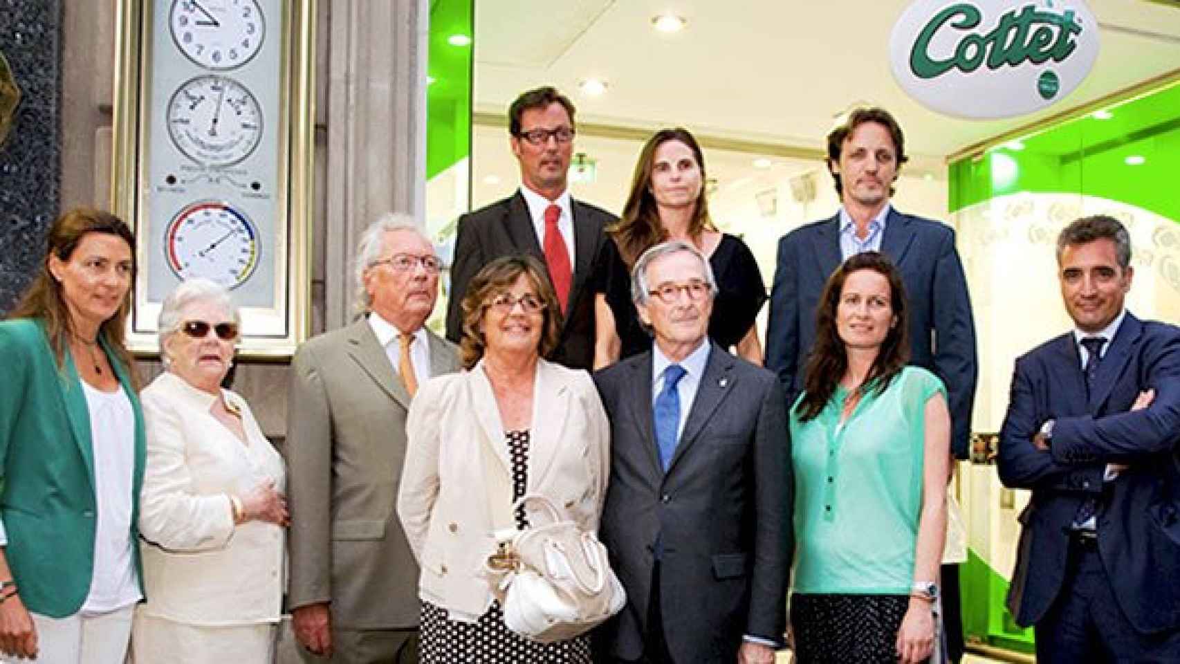 Imagen de archivo de la familia Cottet, miembros de la cuarta y la quinta generación, junto al alcalde de Barcelona en 2011, Xavier Trias, en la reinauguración del termómetro del centro de la ciudad / CG