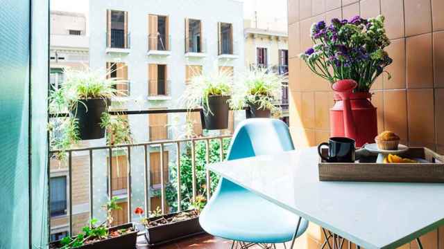 Imagen de la terraza de un piso anunciado en Airbnb en Barcelona / Conciergerie