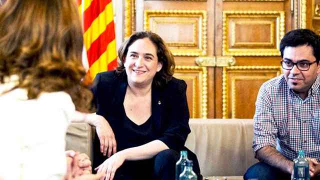 La alcaldesa de Barcelona, Ada Colau, junto a su mano derecha, el teniente de alcalde Gerardo Pisarello, en un acto en el Ayuntamiento de Barcelona / AJ BCN