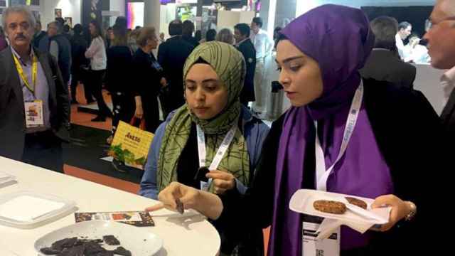 Dos jóvenes musulmanas en la feria Alimentaria de Barcelona / CG