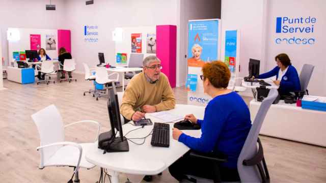 Un cliente en una de las oficinas de Endesa / ENDESA