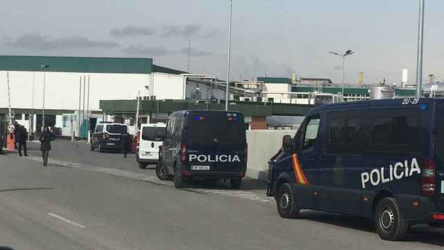 Varias furgonetas de la Policía Nacional en la puerta del matadero Le Porc Gourmet / TWITTER