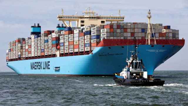 Un buque de Maersk transporta contenedores en una imagen de archivo / EFE