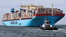 Un buque de Maersk transporta contenedores en una imagen de archivo / EFE