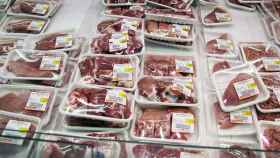 Paquetes de carne en una carnicería / CG