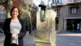 Ada Colau, alcaldesa de la capital catalana, y una de las fuentes ornamentales que forman parte de los activos que gestiona la Sociedad General de Aguas de Barcelona / FOTOMONTAJE DE CG