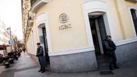 Dos agentes de la Guardia Civil custodian las entradas de la sede del banco chino ICBC en el centro de Madrid / EFE