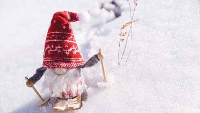 Un muñeco en la nieve con un gorro / PEXELS