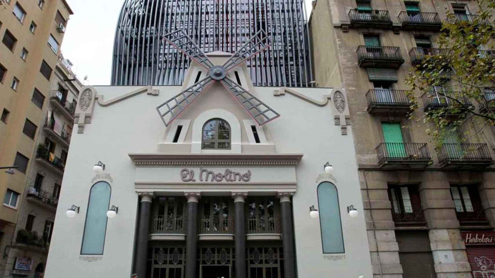 Fachada de El Molino, teatro de cabaré cerrado situado en la avenida Paral·lel de Barcelona / CG
