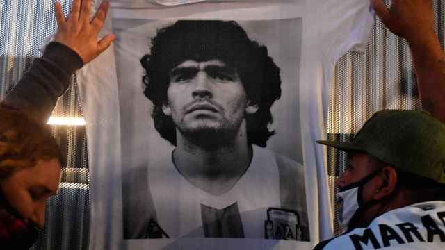 Dos fans de Maradona le rinde homenaje tras su muerte / EUROPA PRESS