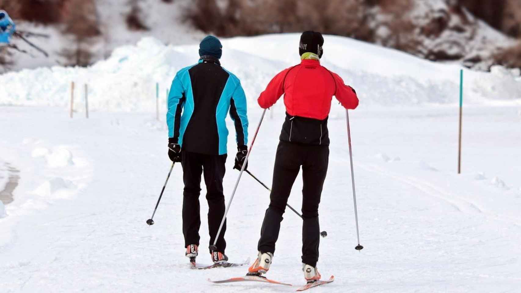 Una foto de archivo de una pareja de esquiadores verano