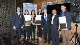 Los ganadores de los premios de Bodegas Torres a sus proveedores más comprometidos con el medio ambiente, junto al presidente de la empresa vinícola / CG
