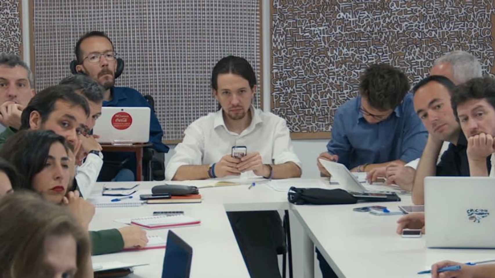 Escena del documental de 'Política. Manual de instrucciones' en el que aparece Pablo Iglesias y su equipo de Podemos.