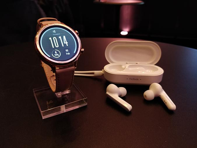 Reloj inteligente TicWatch C2 y auriculares inalámbricos TicPods Free, dos 'gadgets' equipados con inteligencia artificial / JOCAN
