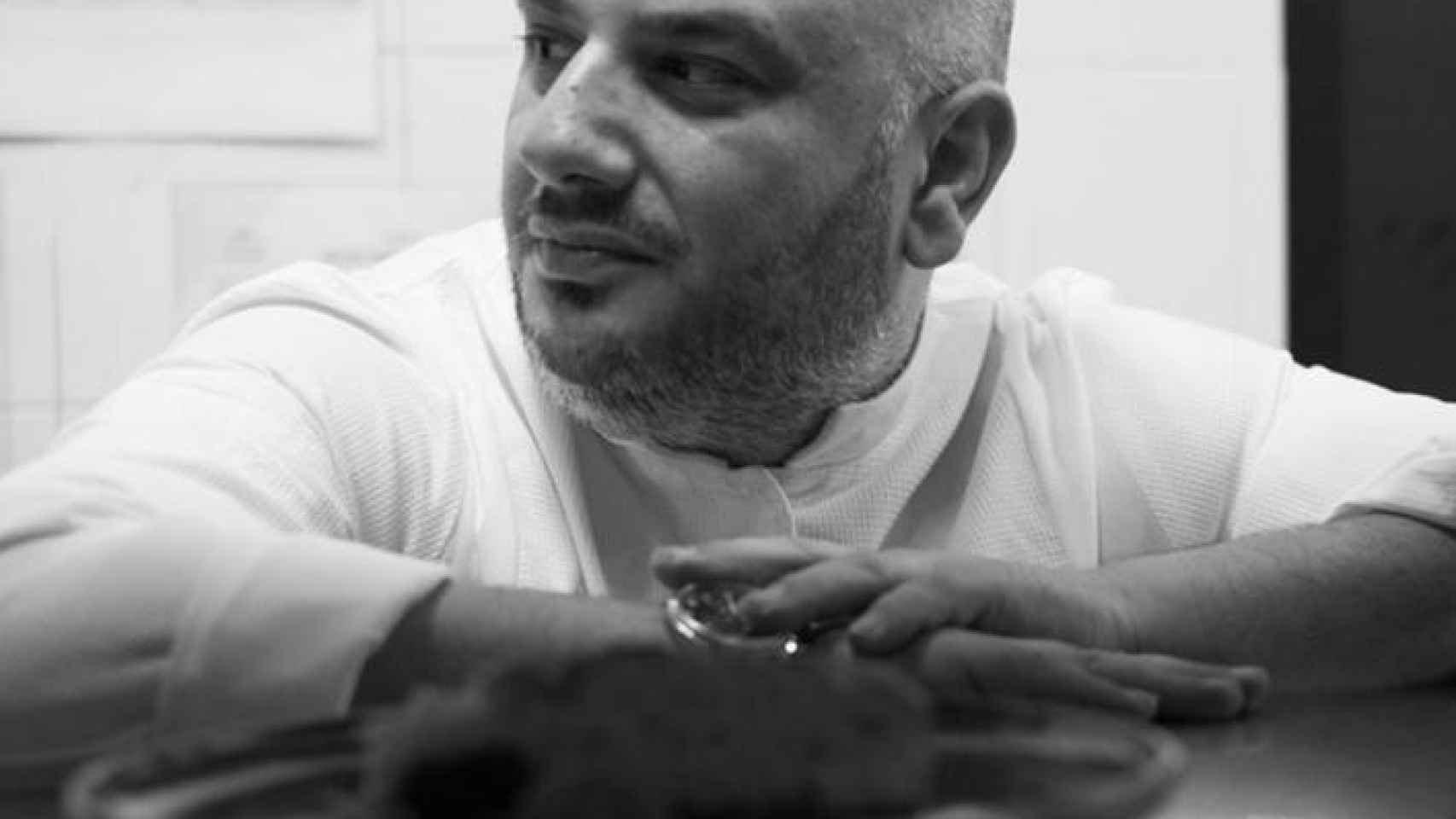 El chef Ismael Alonso posa en su cocina / BENTTO