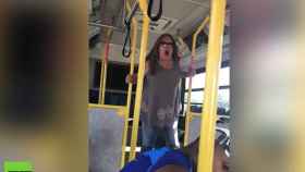 Una foto de la mujer insultando a los pasajeros no estadounidenses presentes en autobús