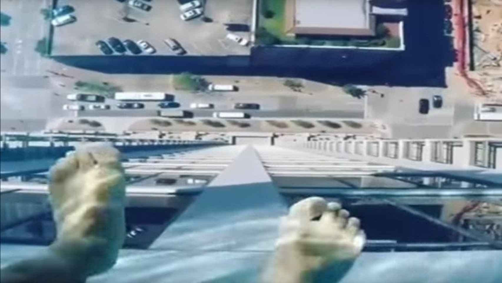 Imagen de la piscina 'sin fondo' del edificio de Houston, Texas (EEUU) / Youtube