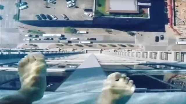 Imagen de la piscina 'sin fondo' del edificio de Houston, Texas (EEUU) / Youtube