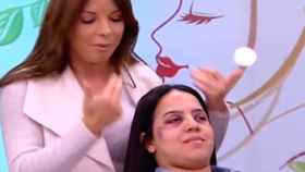 Una mujer muestra, en la televisión pública marroquí, cómo tapar los moratones en la cara / 2M