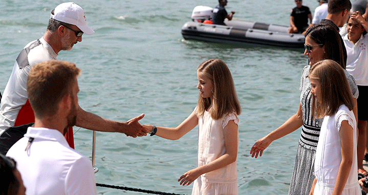 El rey Felipe VI ayuda a su hija mayor, la infanta Leonor, a subir al barco en el que compitió en la Copa del Rey de Palma / EFE