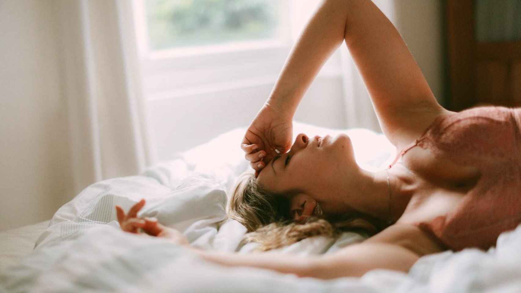 Una mujer en la cama después de masturbarse / CG