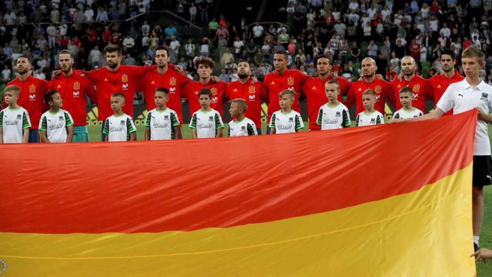 Futbolistas españoles escuchando el himno en el último amistoso previo al Mundial 2018 / EFE