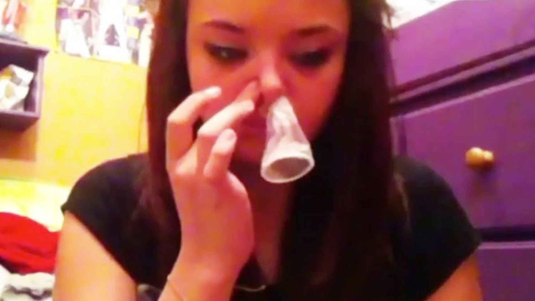 'Condom snorting challenge', el peligroso nuevo reto viral: captura de un vídeo en el que una chica inhala un preservativo / CG