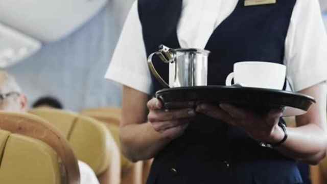 Una foto de archivo de una azafata sirviendo café en un avión hecho de agua