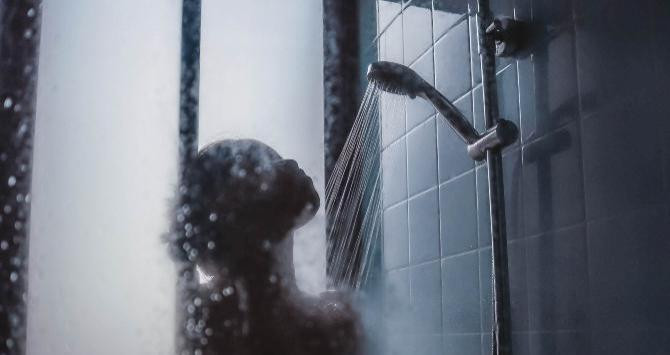 Una ducha de agua fría, ideal para prolongar el bronceado / Hannah Xu en UNSPLASH