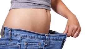 Una mujer con vientre plano tras perder peso / PIXABAY