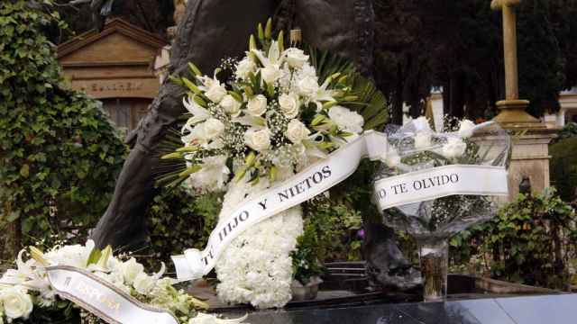 Los ramos de flores de Isabel Pantoja y Kiko Rivera en la tumba de Paquirri / EP