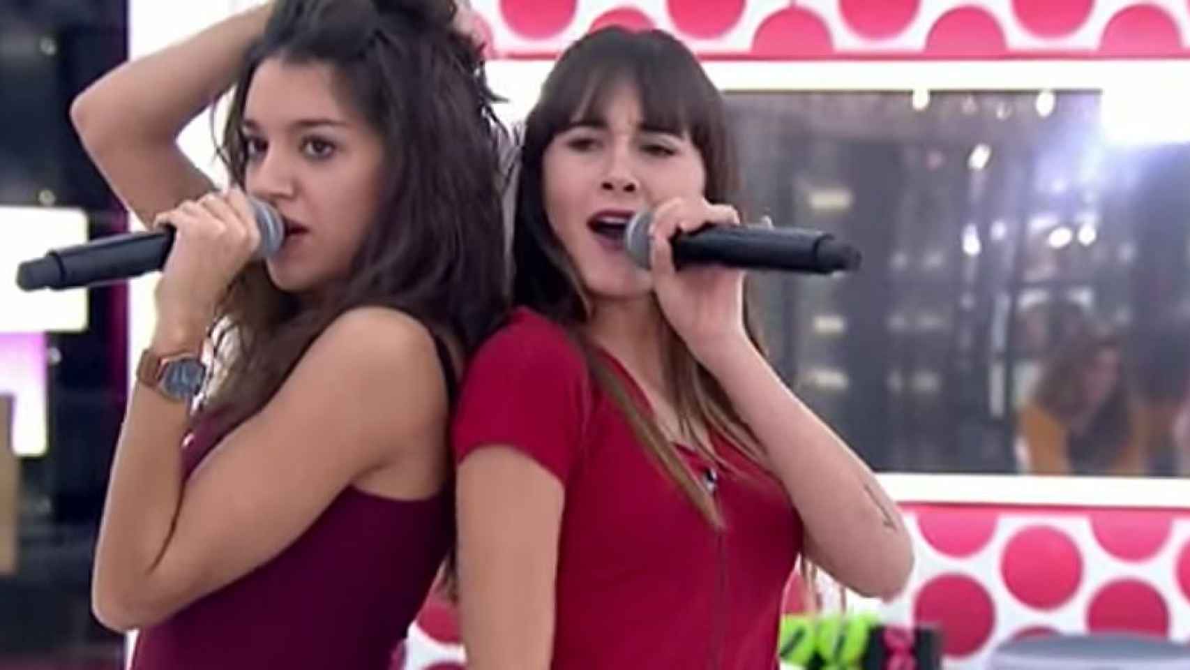 Aitana y Ana Guerra interpretan 'Lo Malo' / CD