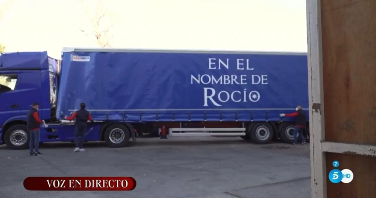 Uno de los cuatro camiones que transporta los enseres de Rocío Jurado /TELECINCO