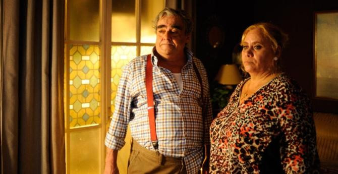 La madre de Paco León en una de las películas que el sevillano ha dirigido / TELECINCO CINEMA