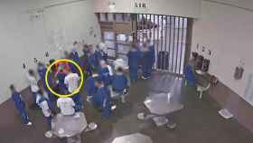 Grupo de presos de la prisión de Castaic mientras tratan de contagiarse del coronavirus / TWITTER