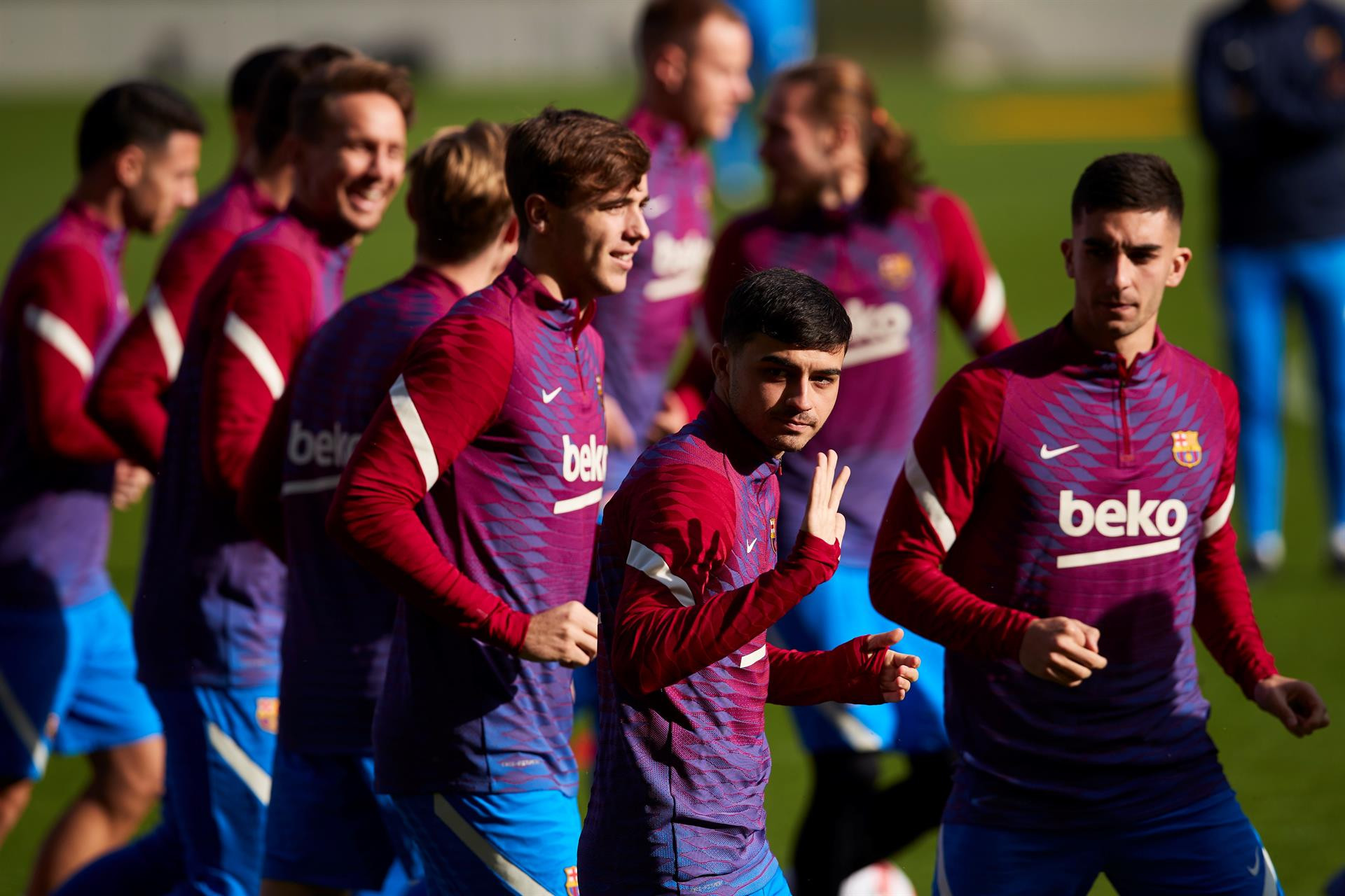 Ferran Torres, Nico y Pedri en un entrenamiento del Barça / EFE