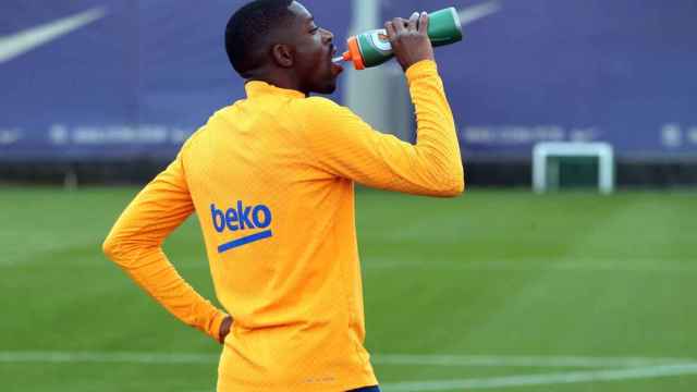 Dembelé toma un trago durante un entrenamiento del Barça / FCB