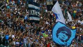Aficionados del Nápoles con banderas de su equipo y con la imagen de Maradona, su Dios futbolístico / REDES