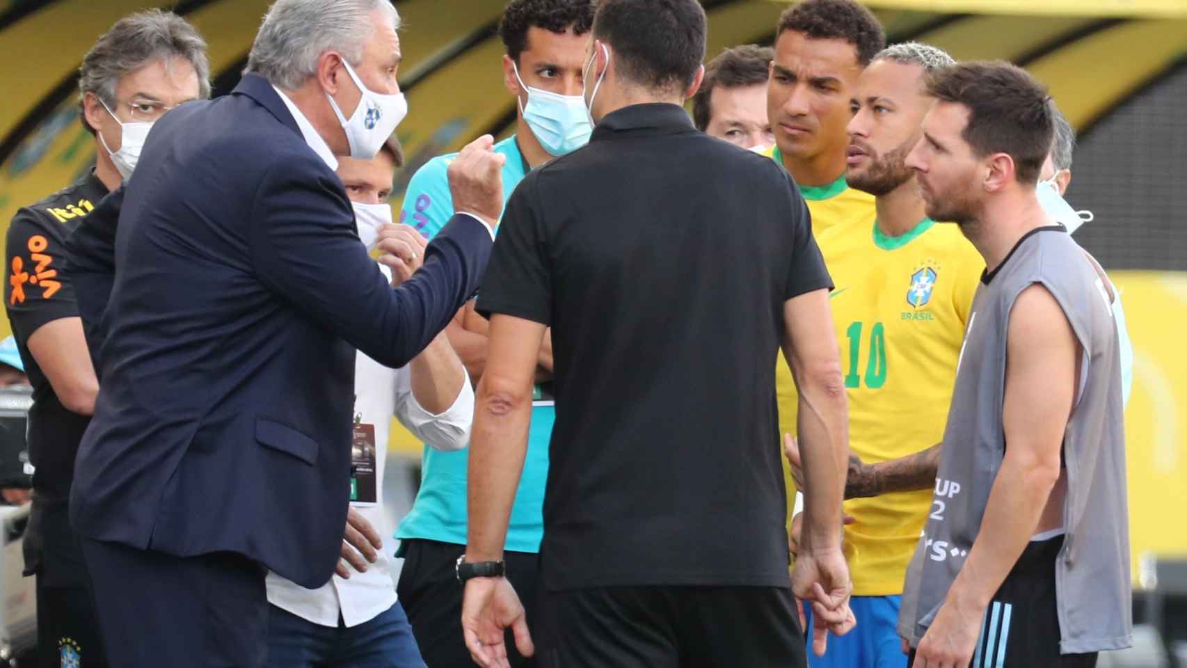 Messi y Neymar hablando con Tite / EFE