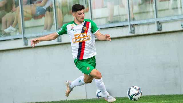 Yusuf Demir, nuevo jugador del Barça B, en una acción con el Rapid de Viena / Red Ring Shots