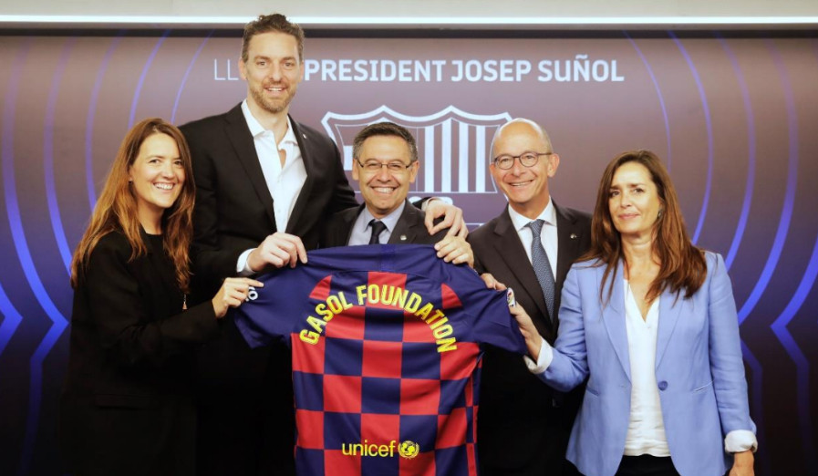 Pau Gasol con Bartomeu y Cardoner en el Camp Nou / FCB