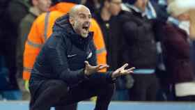 El técnico del Manchester City, Pep Guardiola, se desgañita en la banda durante un partido / EFE