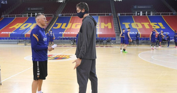 Pau Gasol, charlando con su nuevo entrenador Jasikevicius | FCB