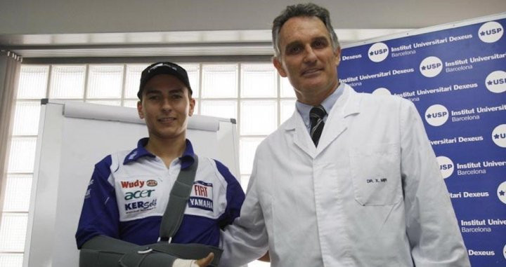 El doctor Xavier Mir junto a Jorge Lorenzo tras operarle / Twitter